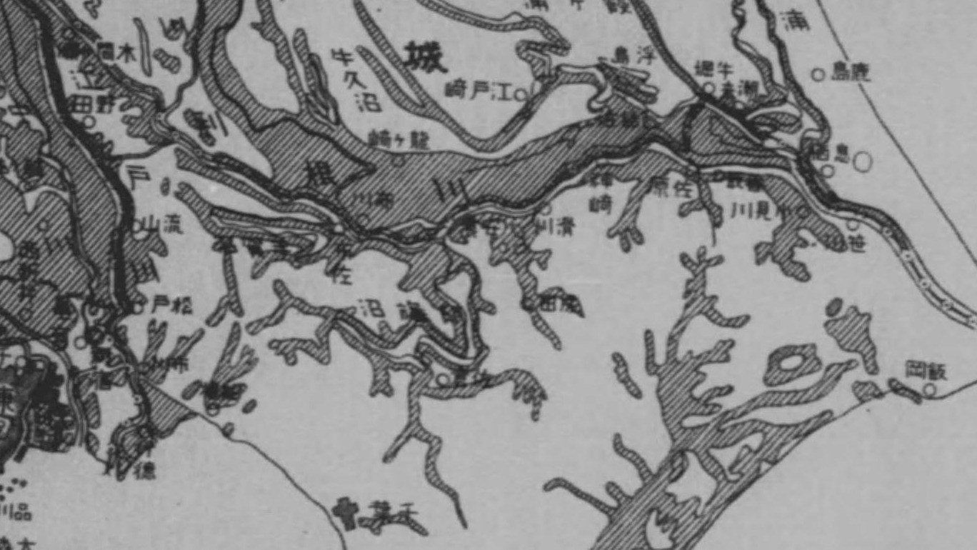 1938年の大洪水で水につかった範囲を斜線で示した地図。利根川下流と印旛沼・手賀沼の周りに浸水域が広がる