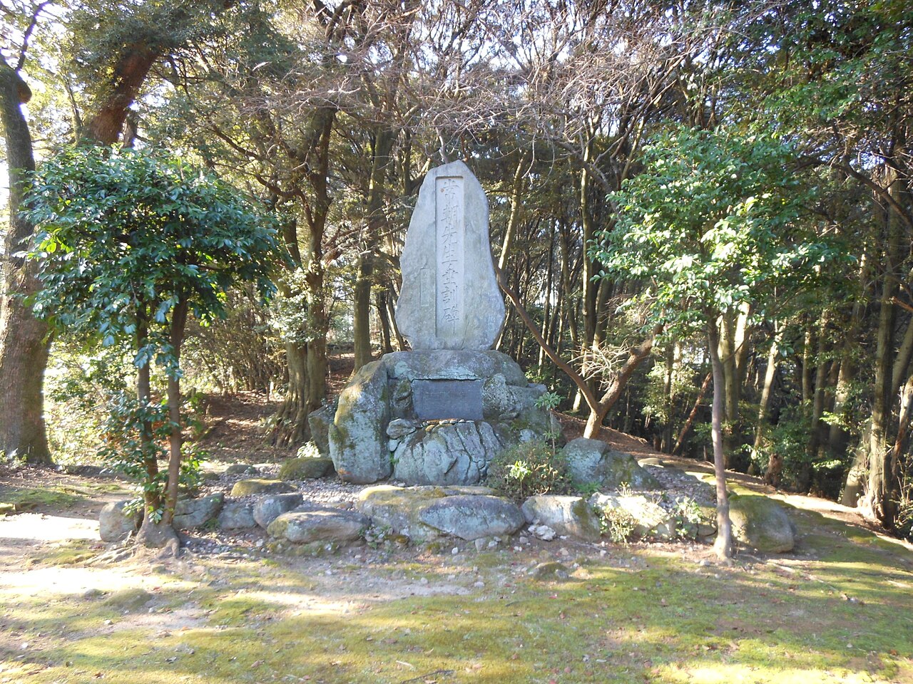 佐賀市の林の中に立つ「葉隠発祥の地」の石碑（常朝先生垂訓碑）
