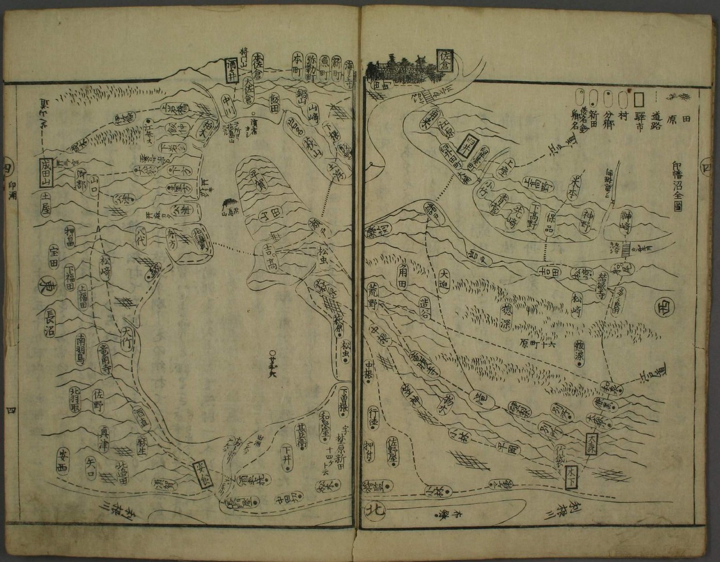 江戸時代の地誌『利根川図志』に描かれた印旛沼全図。細長い沼が大きく折れ曲がり、周りに村々が並ぶ