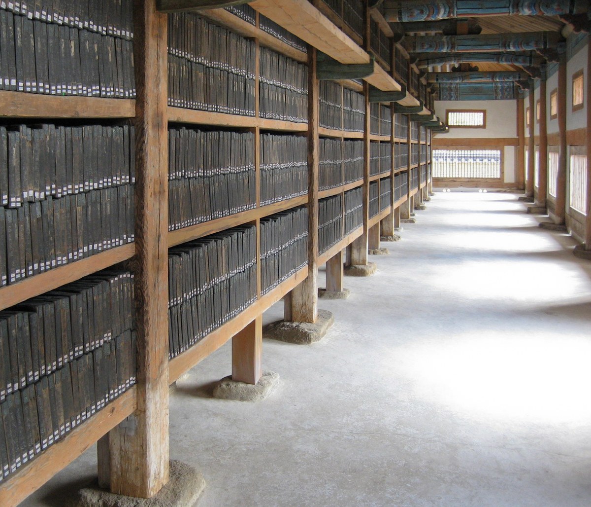 海印寺の書庫に並ぶ八万大蔵経の版木