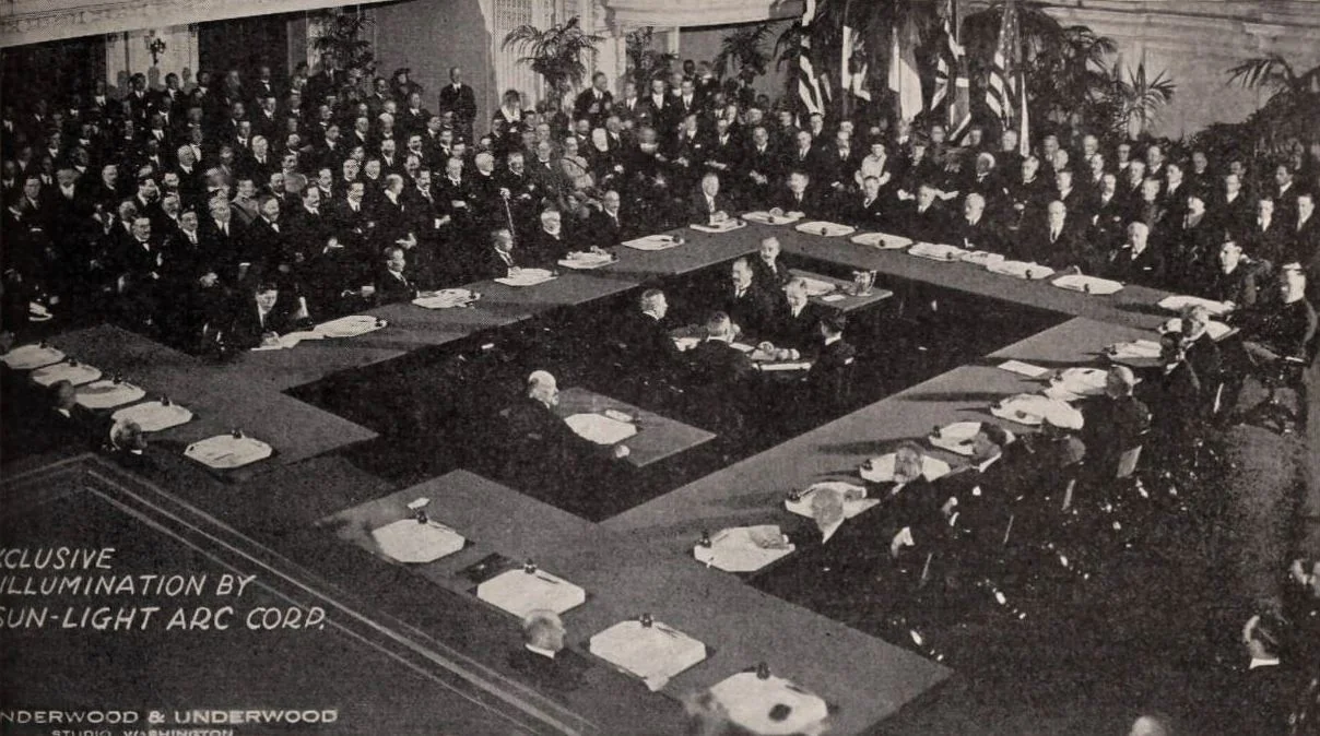 会議の大きな机を囲むワシントン海軍軍縮会議の代表者たち