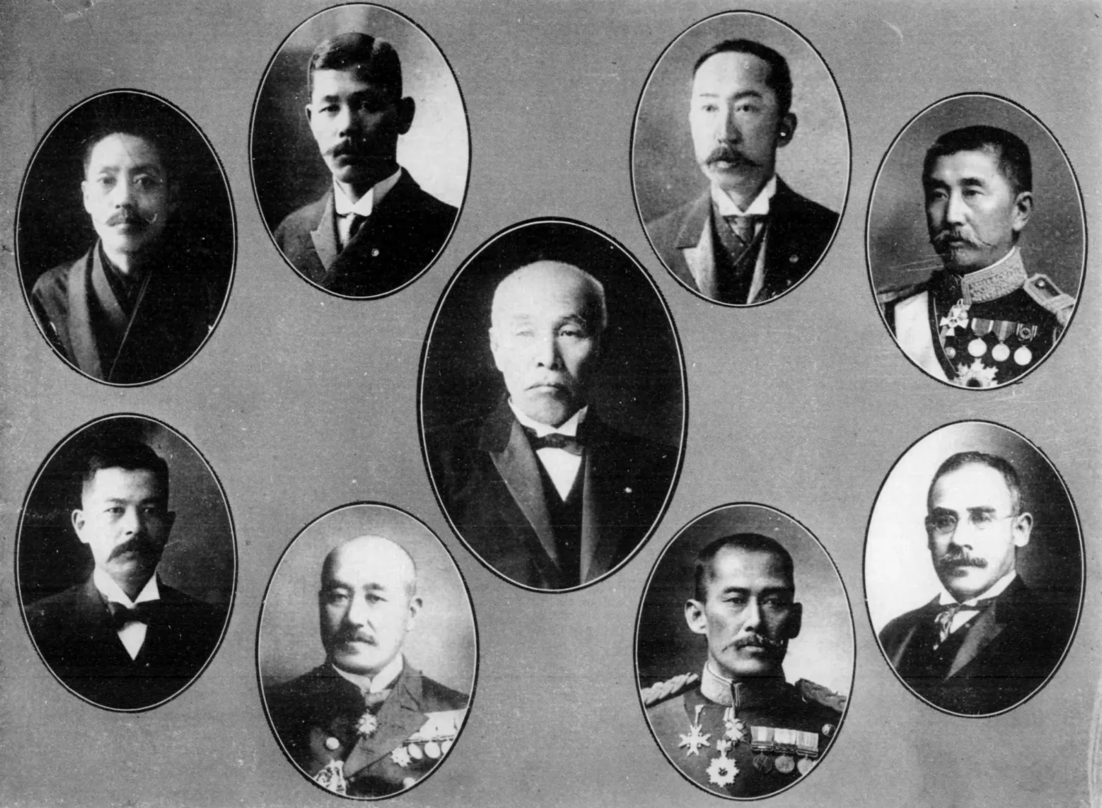 中央に大隈重信、周囲に加藤高明ら閣僚を配した1914年の写真